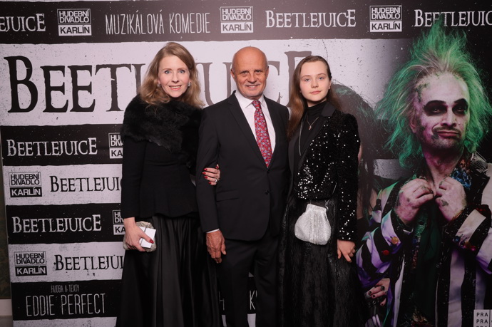 Stojí například za kostýmy k muzikálu Beetlejuice. 