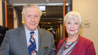 Petr Kostka při seznámení s Carmen Mayerovou obdivoval její nohy. Ona si myslela, že je nafrněný