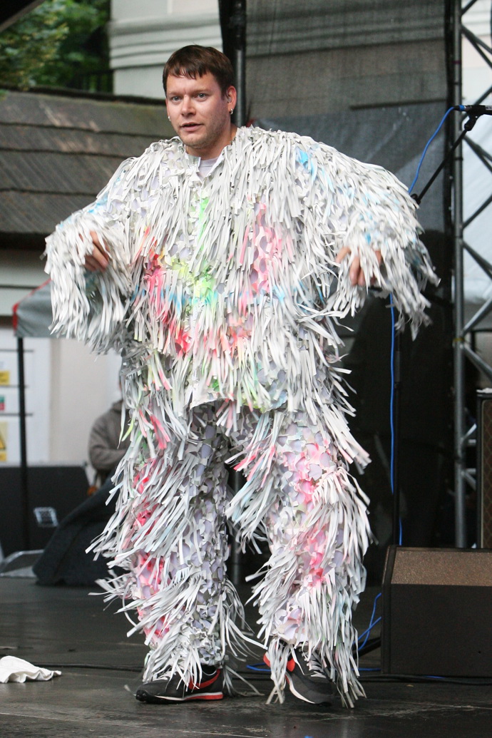 Občas si neodpustí bláznivé výstřelky na koncertních pódiích. 