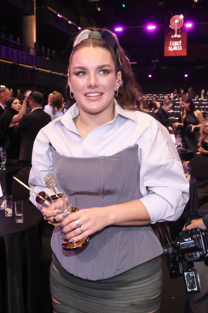 Zpěvačka Ewa Farna korzet navrstvila na jednoduchou bílou košili.