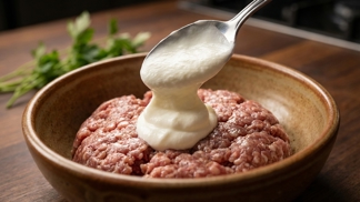 Stačí dvě lžíce bílého jogurtu a mleté maso už nikdy nebude suché: Tento zapomenutý trik kuchařů si okamžitě zamilujete