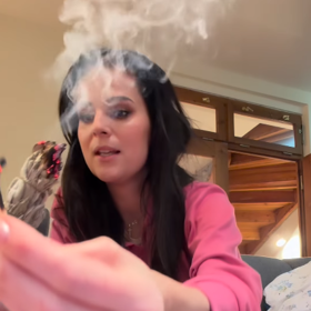 Ornella Koktová vykouřila svůj nový domov.