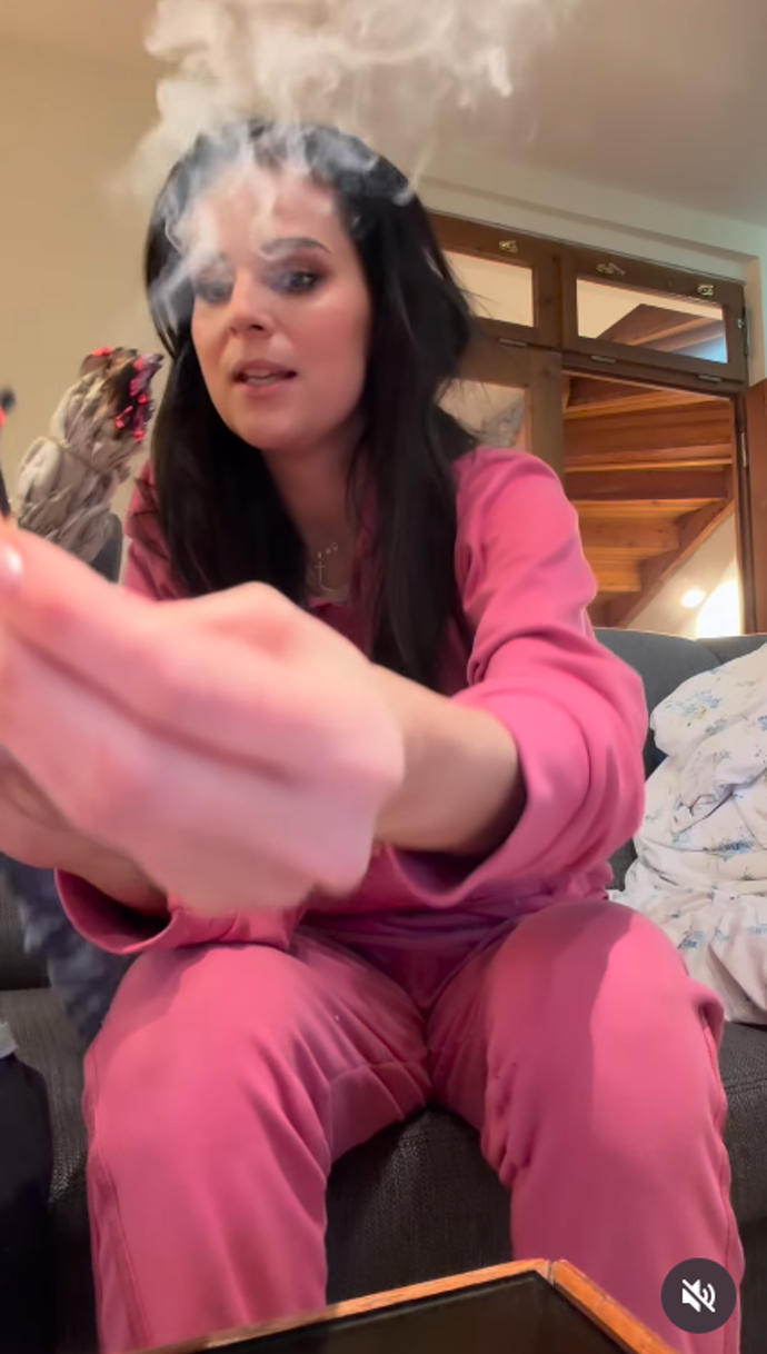 Ornella Koktová vykouřila svůj nový domov.