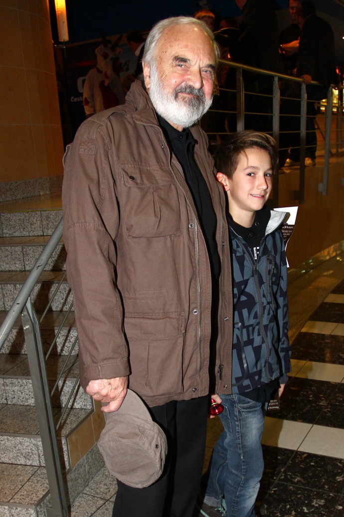 Zdeněk Svěrák na archivním snímku z roku 2013 s jedním ze svých vnuků. 