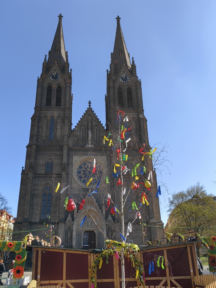 Největší a nejznámější Velikonoční trhy v Praze se konají na Náměstí Míru.