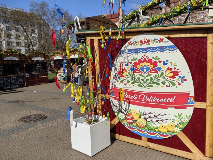 Největší a nejznámější Velikonoční trhy v Praze se konají na Náměstí Míru.