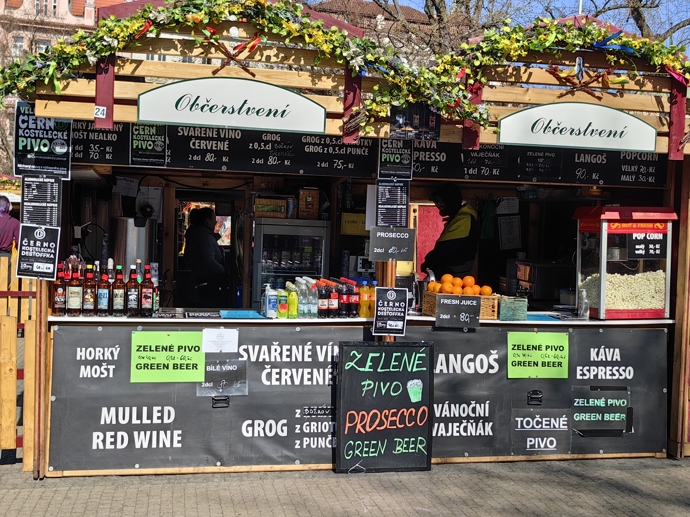 Velikonoční trhy v Praze na Náměstí Míru.