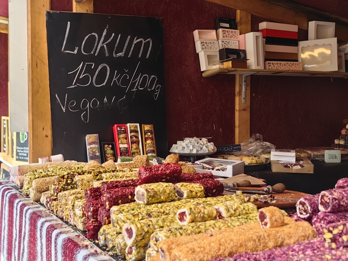 Největší a nejznámější Velikonoční trhy v Praze se konají na Náměstí Míru.