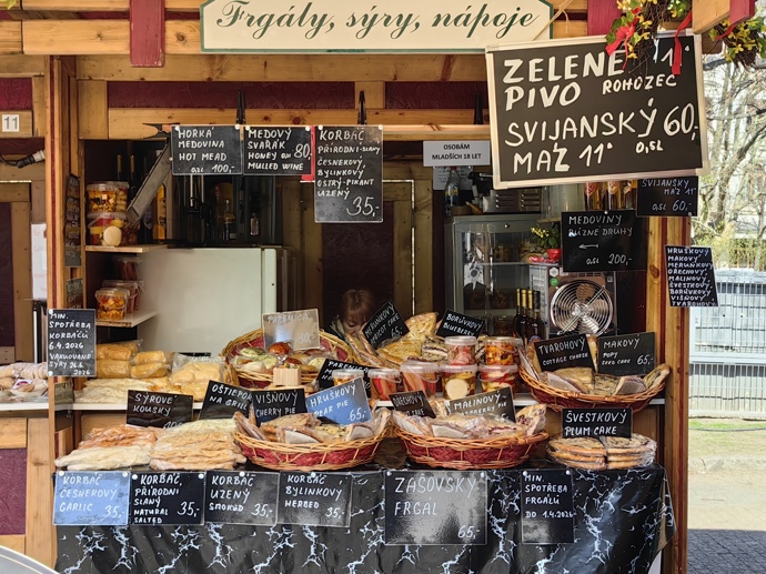 Na trzích můžete zakoupit sýry, frgály.