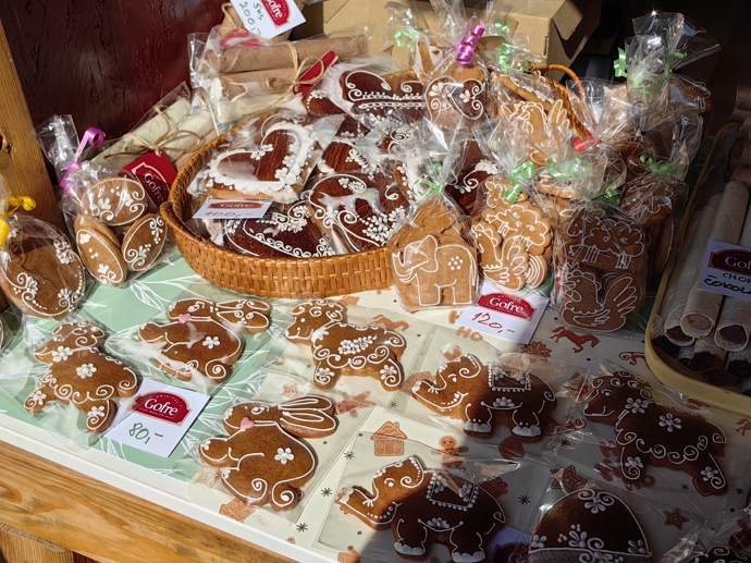 Na trzích můžete zakoupit ručně malované kraslice, velikonoční zajíčky, kuřátka, pomlázky.