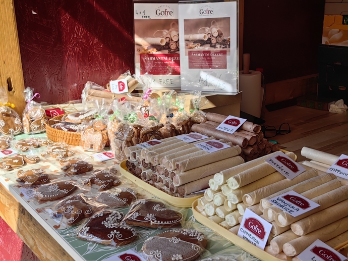 Na trzích můžete zakoupit ručně malované kraslice, velikonoční zajíčky, pomlázky, svíčky, perníčky a další zboží.