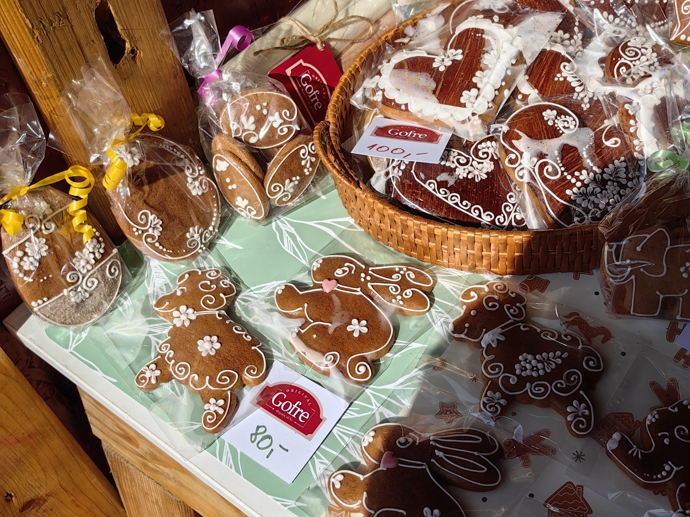 Velikonoční trhy v Praze se konají na Náměstí Míru nabízejí například perníčky ve tvaru zajíčka, beránka.