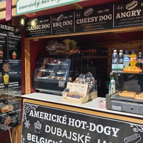 Kromě tradičních velikonočních výrobků můžete zakoupit i hotdog.