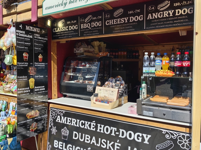 Kromě tradičních velikonočních výrobků můžete zakoupit i hotdog.