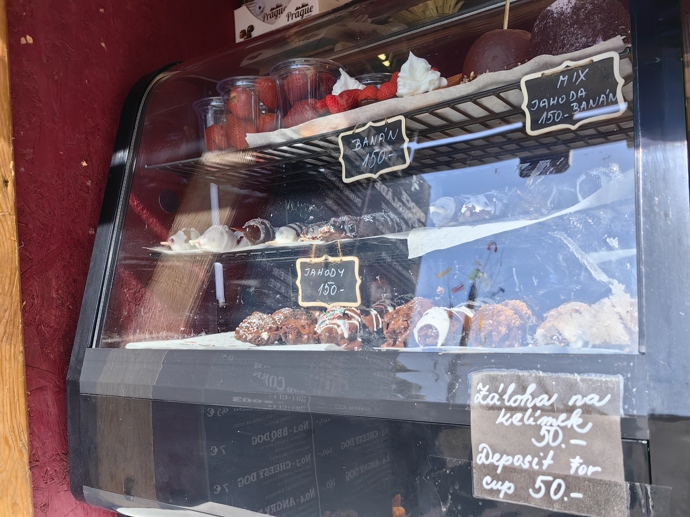 Kromě jídla si můžete zakoupit i pití. Některé stánky nabízejí i zálohové kelímky za 50 korun.