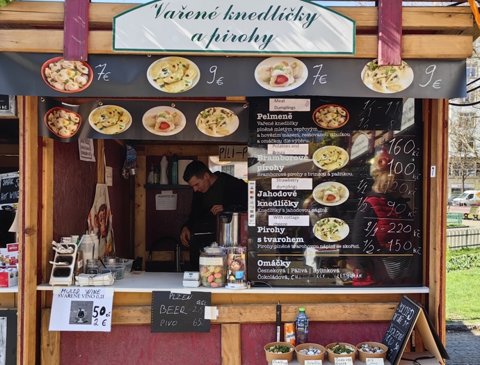 Největší a nejznámější Velikonoční trhy v Praze se konají na Náměstí Míru.