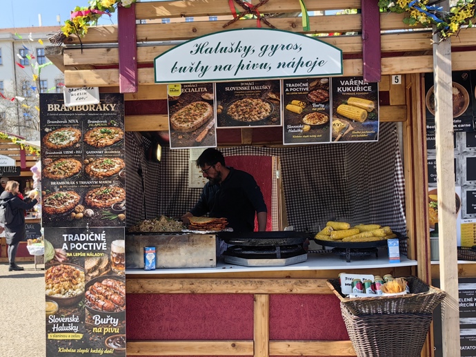 Kdo má rád jídlo, si přijde na své.