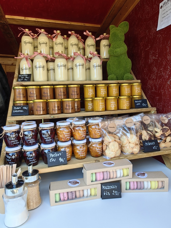 U stánků plných dobrot je těžké si vybrat a lehké se nechat zlákat.