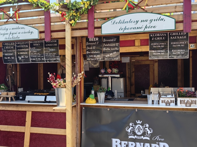 U stánků plných dobrot je těžké si vybrat a lehké se nechat zlákat.