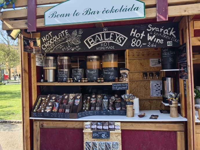 Pokud by vám nevyšlo počasí, máte možnost se zahřát horkou čokoládou, nebo svařákem.