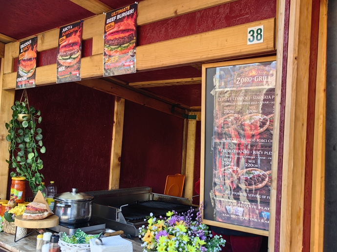 Velikonoční trhy nabízejí velké spektrum pokrmů.