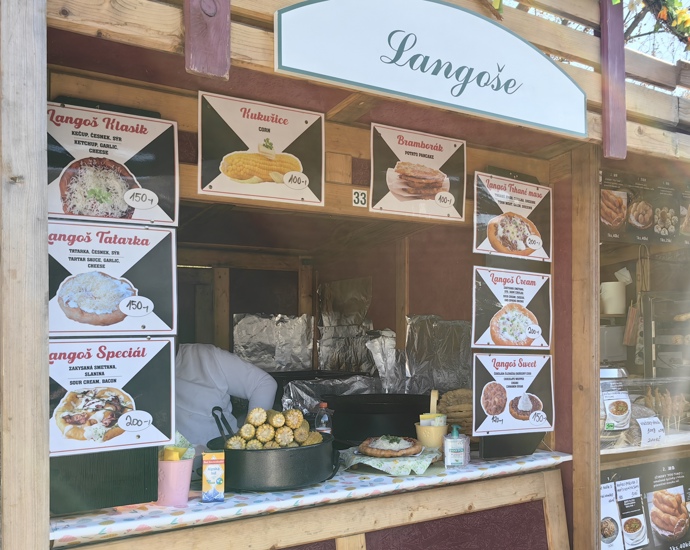 Na trzích nechybí ani oblíbené langoše.