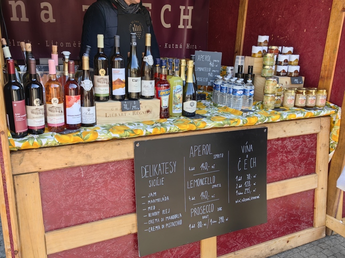 Trhy si můžete zpestřit i skleničkou dobrého vína.