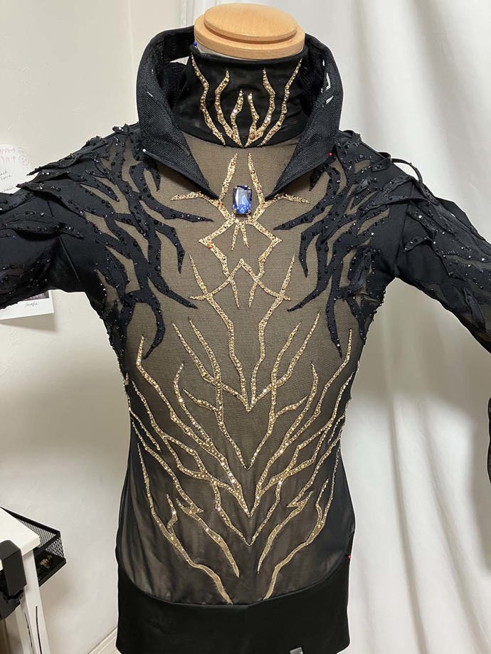 Ústřední kostým z této série je bohatě zdobený.