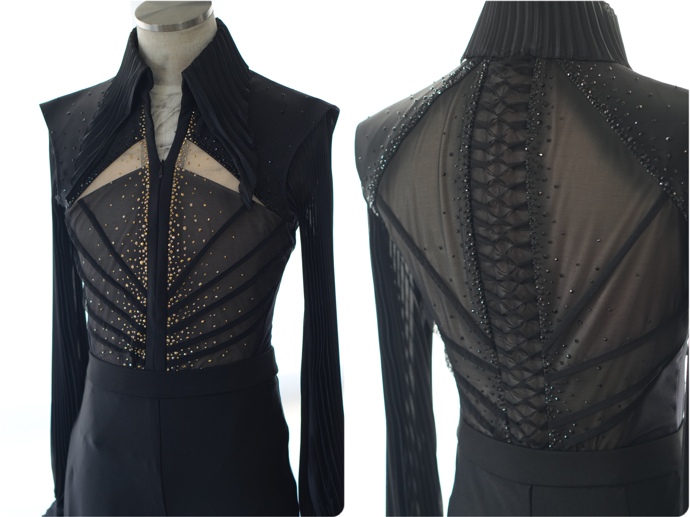 Ani tomuto kostýmu nechybí originální detaily, které v pánské krasobruslařské módě nejsou tak obvyklé.