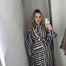 Šéfredaktorka Kristina vyrazila na lov maxišatů a začala v ErikaFashion, kde si vybrala hned dvoje šaty. Tyto proužkované si zamilovala i přesto, že jsou způli průhledné. Šaty Nature stojí 1 899 Kč. 