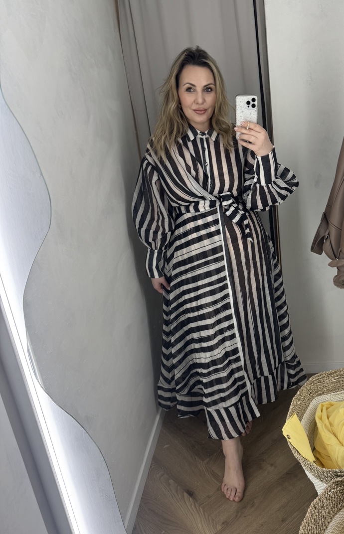 Šéfredaktorka Kristina vyrazila na lov maxišatů a začala v ErikaFashion, kde si vybrala hned dvoje šaty. Tyto proužkované si zamilovala i přesto, že jsou způli průhledné. Šaty Nature stojí 1 899 Kč. 
