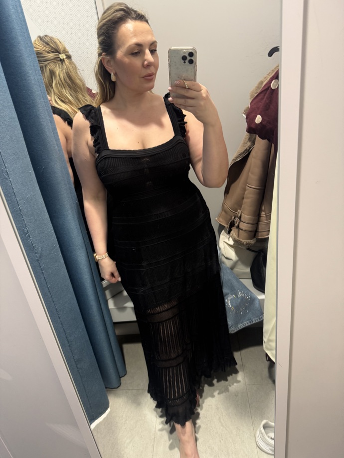 Sexy pletené maxi černé šaty s poloprůhlednou polovinou sukně zakoupíte v Primarku za 730 Kč. K modelu sedne třeba trendy máslové sáčko. 