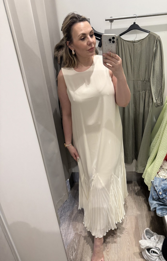 Čistota střihu a omlazující světlá barva na šatech z kolekce Autograph v Marks&Spencer za 5 999 Kč. 