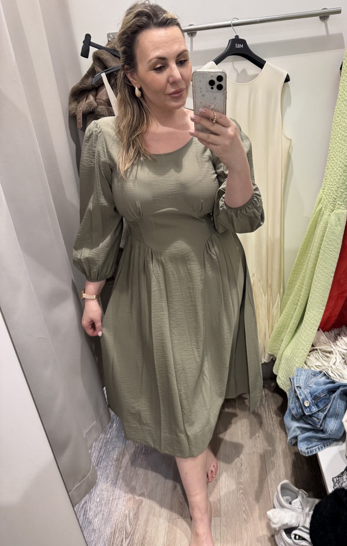 Khaki šaty, pro někoho maxi pro jiného delší midi délky, umí krásně zvětši poprsí a prošitím i zvýraznit či vytvořit pas. Model z Marks&Spencer z kolekce Per Una vyjde na 1 999 Kč.