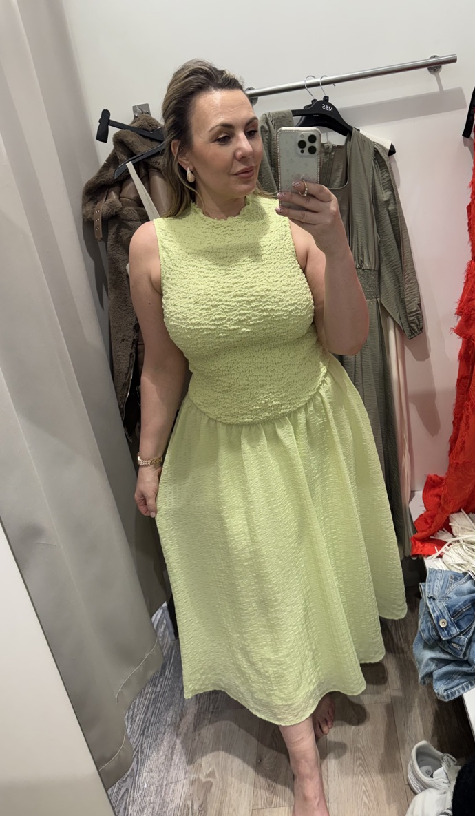 Až neonově spíše zelené šaty se zvětšujícím efektem v horní polovině těla budou slušet drobnějším postavám. V Marks&Spencer jsou nyní zlevněné na 699 Kč. 