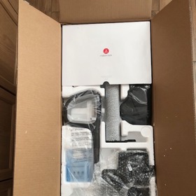 Když otevřete krabici s novým Roborockem, najdete v ní pečlivě uschované části vysavače ve dvou vrstvách - plus obrázkový návod.