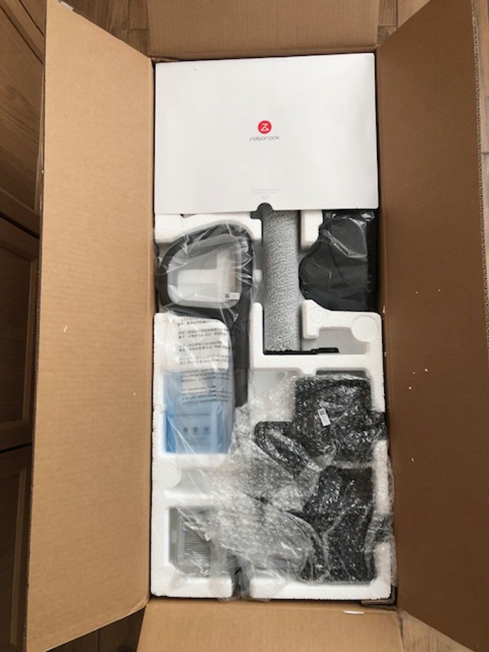 Když otevřete krabici s novým Roborockem, najdete v ní pečlivě uschované části vysavače ve dvou vrstvách - plus obrázkový návod.