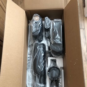 Ve druhém patře krabice najdete to důležité - baterii i hlavice k vysávání a mopování.