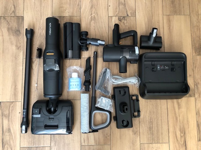 Takto vypadají jednotlivé součásti Roborocku F25 Combo, vyskládané přehledně vedle sebe.