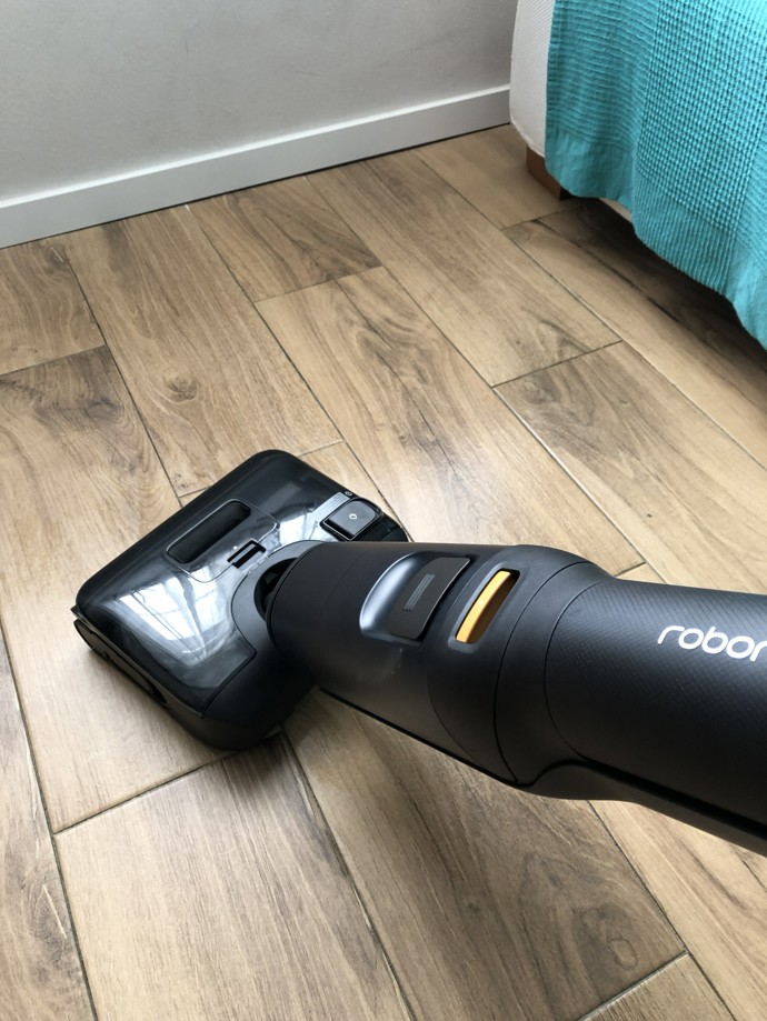 Roborock si musel poradit s dlažbou ve vzhledu dřevěné podlahy, kterou  mám v celém bytě kromě koupelny a toalety a pod kterou je podlahové vytápění.