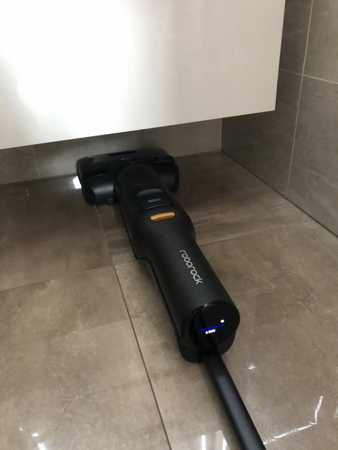 V koupelně s rezervou zajel pod skříňku, která visí pod umyvadlem. V této místnosti a na toaletě máme dlažbu s vysokým leskem, která při vytírání mopem nikdy není úplně dokonale beze šmouh. Ale Roborock si s tímhle problémem poradil.