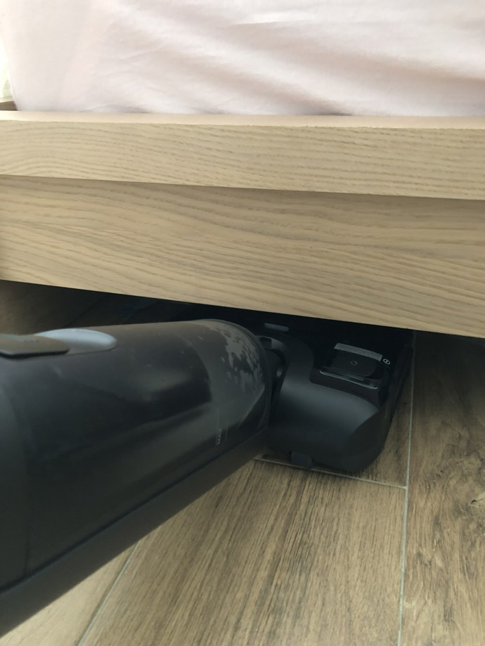 U vysavače je možnost sklopit držadlo až do zcela vodorovné polohy, pak má výšku 12,5 centimetrů a dostane se pod většinu nábytku. Moje postel má bohužel velmi nízký rám, takže jsem mohla zajet jen kousek pod její okraj.