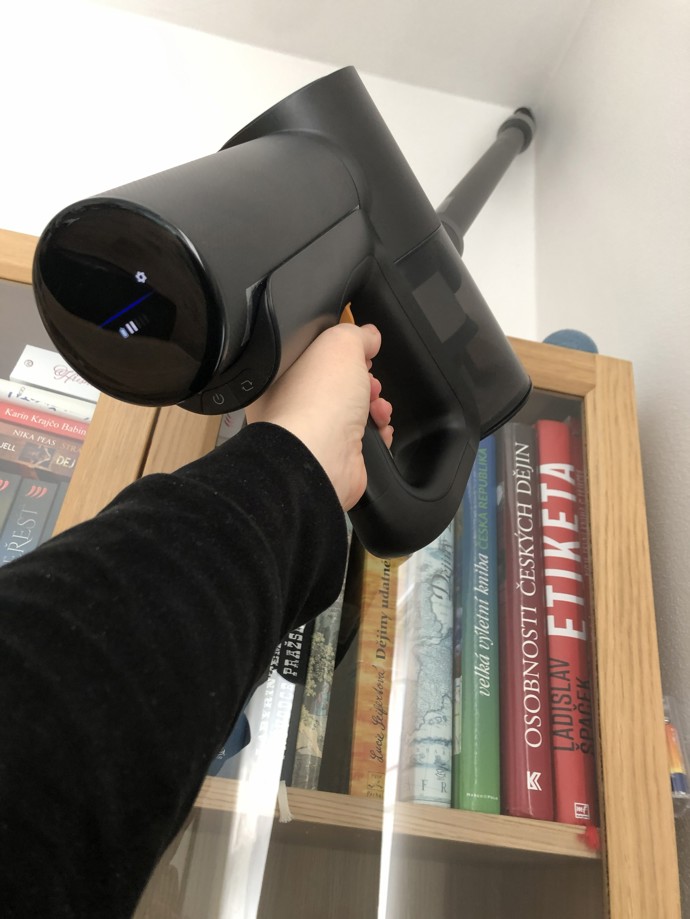 ... při použití delšího nástavce jsem s ním bez problémů vysála i pavučinku v rohu stěn nad knihovnou.