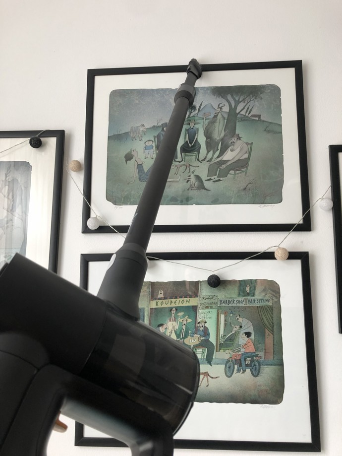 ... a vysál také prah z rámů obrazů...