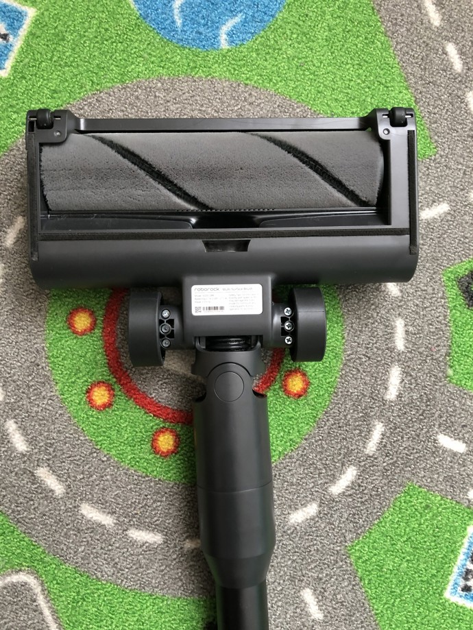 Tato hlavice má kartáč i po vysávání také dokonale čistý - a to díky speciálním břitům, jež ho čistí průběžně. Všechny nečistoty se tak dostanou rovnou do nádobky, ze které je po vysávání jednoduše vyklepete do odpadkového koše.