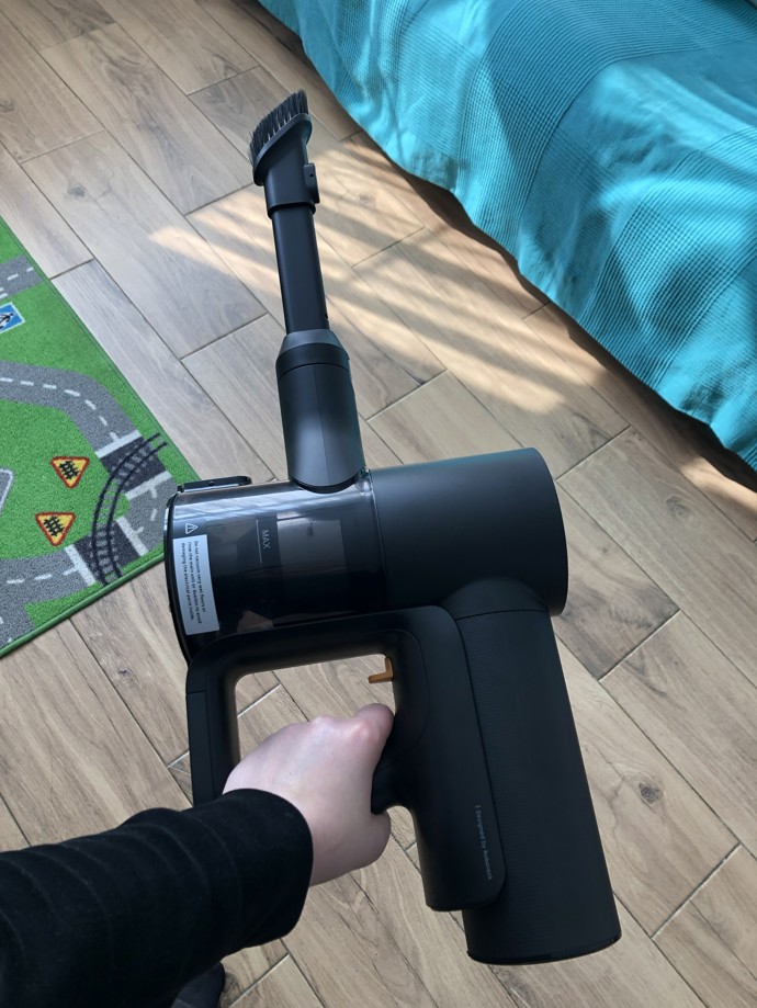 Roborock F25 Combo má i dva další nástavce, které využijete při dalším úklidu nejen podlah. Tento s výsuvným kartáčem jsem si hodně užila.