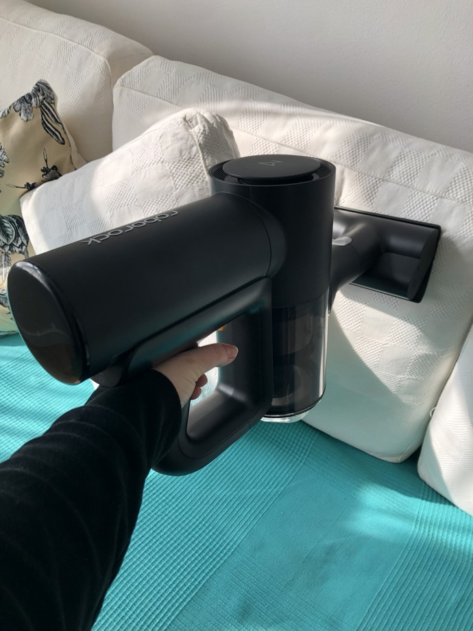 Další nástavec se hodí například na dokonalé vysátí polstrovaného nábytku, nebála jsem se ho použít ani na bílou sedačku...