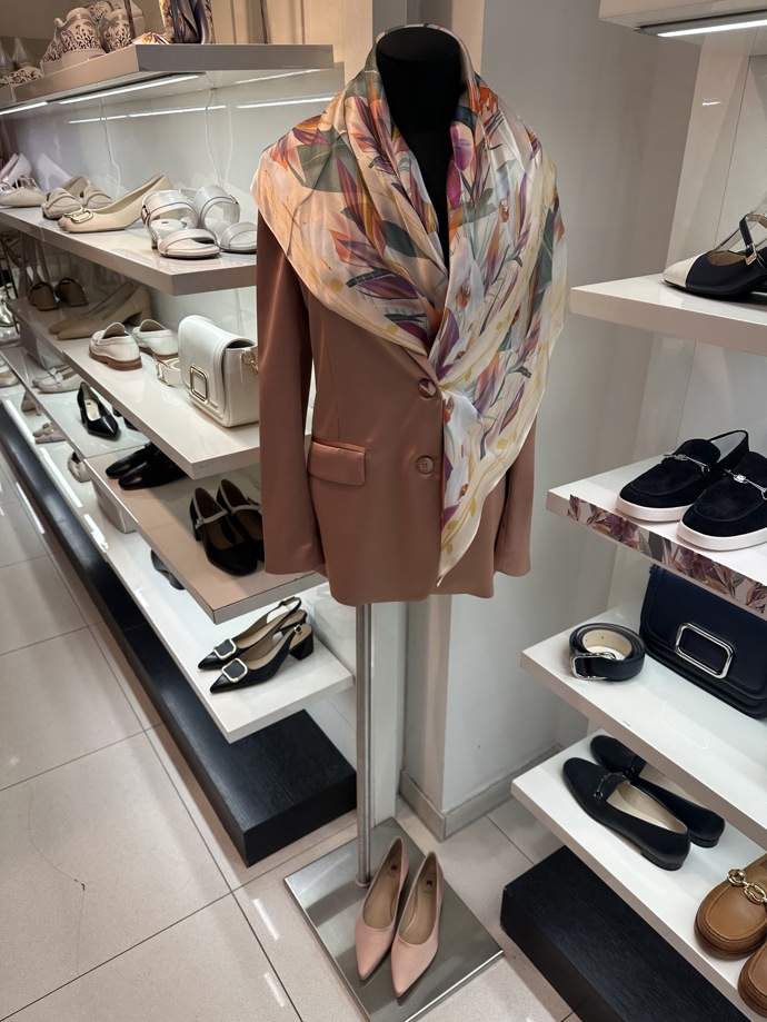 Někdy stačí opravdu málo aby minimalistický outfit působil zajímavě. Klíčové jsou materiály jako třeba satén nebo semiš, které vypadají luxusně, ale také výrazné doplňky