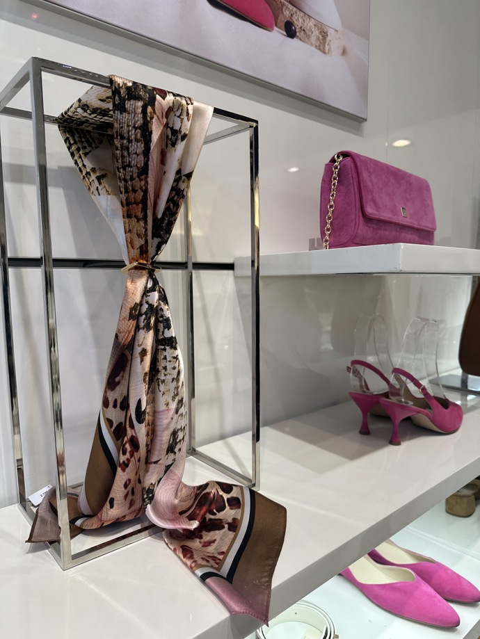 Některé kousky jsou pro sebe v rámci jedné kolekce navzájem stvořeny. A platí to i o botách a kabelkách. V takovém případě je i jednobarevné ladění v pořádku