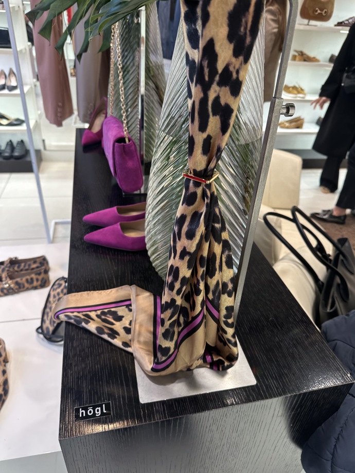 Nemusíte se bát vzorovaných šatů ani výrazných kabelek nebo bot